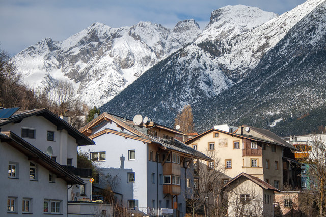 Bild 01: Ansicht der Häuser in der Herzog- Friedrich- Str. 1b, 1c, 2 + 3 von der Gerber Brücke aus gesehen. Das Haus Nr. 2 ist unter dem Hausnamen Sturmhaus bekannt. Früher wurde es als Pflasterhaus bezeichnet. Mit Ausnahme von Haus Nr. 2 sind die restlichen Häuser jüngeren Datums, nehmen jedoch die alte Kleingliederung gut auf und passen damit recht gelungen in das alte Ortsbild.  | Foto: © Copyright Ing. Günter Kramarcsik