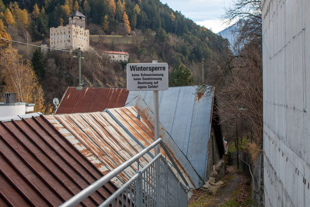 Bild 11: zeigt den Kreuzgiebel auf der Bergseite vom baufälligen Gasthaus „Goldener Stern“ mit dem alten Fußsteig zwischen der Herzog- Friedrich- Straße und dem Katlaunweg als die kürzeste Verbindung für Fußgänger in die Stadt.  | Foto: © Copyright Ing. Günter Kramarcsik