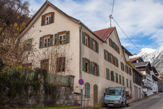Bild 08: Dieser alte Gasthof wurde 2018 abgetragen und wurde durch ein Studentenwohnheim ersetzt werden. Der Neubau bemüht sich zwar durch architektonische Gliederungen um die typische Kleingliederung der ortstypischen Architektur, ist aber nach Meinung des Tiroler Denkmalamtes leider um mindestens ein Stockwerk zu hoch. Diese Fachmeinung wurde von der zuständigen Baubehörde ebenso ignoriert wie auch vom Bauherr.   | Foto: © Copyright Ing. Günter Kramarcsik