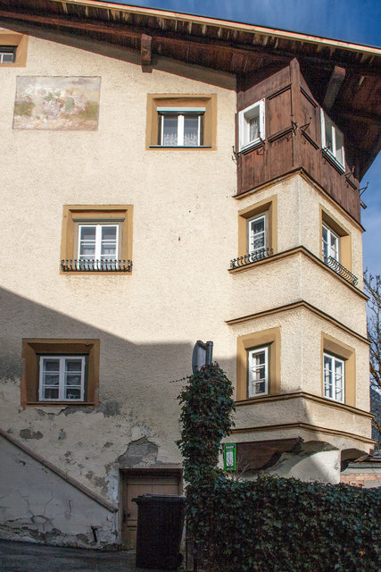 Bild 05: Ein Fresko mit der Darstellung zweier Trauben tragender Männer entstand im 17. Jahrhundert. An der Süd- Ost Ecke ist ein Rechteckerker auf Holzkonsolen und ein Spitzbogenportal sind in jeden Fall Indizien dafür, dass es sich hier um ein sehr altes Haus handelt!  | Foto: © Copyright Ing. Günter Kramarcsik