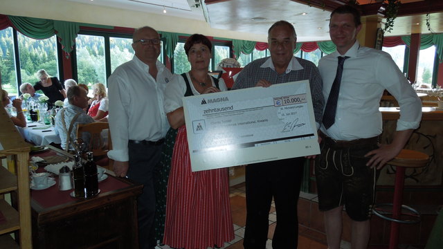 Gerd Brusius (2. v. re) überreichte einen Scheck über 10.000 EUR. Am Bild: Die Präsidenten Christian Bacher (Kiwanis), Ursula Phillipp (Soroptimist), Markus Moser (Lions) | Foto: Soroptimist Lungau