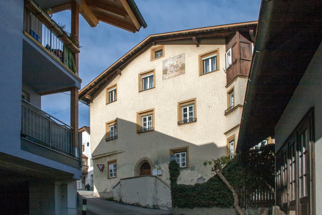 Bild 02: das Sturm- bzw. Pflasterhaus wurde im 16. Jahrhundert erbaut, aber die Hausbezeichnung „Pflasterhaus“ ist bis heute nicht geklärt. 
Der Legende nach soll sich Herzog Friedl mit der leeren Tasche nach seiner Flucht aus Konstanz hier aufgehalten haben. Dieses Haus steht bereits unter Denkmalschutz!
  | Foto: © Copyright Ing. Günter Kramarcsik