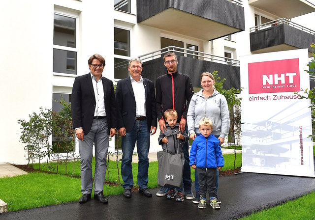 Familie Haslinger-Kastrun (re.) freute sich mit NHT-GF Hannes Gschwentner und Bgm. Helmut Berger über das neue Zuhause.