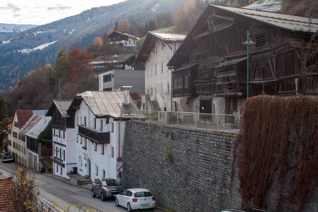 Bild 16: Gesamtansicht talwärts in Richtung Süden mit ehemaligen Gasthof Goldener Stern (Haus Nr. 9). Nördlich davon HNr. 11 (Doppelhaus) und darüber das ältestes Bauernhaus (HNr. 15).  | Foto: © Copyright Ing. Günter Kramarcsik