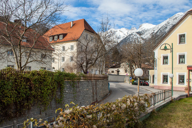 Bild 26: Straßenansichten der Gerburg (heutiges Bezirksgericht HNr. 21) und vom nördlich befindlichen Nebenhaus (Pfister HNr. 23). Südlich davon befindet sich nun das Grundbuch, welches vorher als Kerker diente. Am rechten Rand ein Teil der Südfassade vom ältesten Hotel in Landeck.  | Foto:  © Copyright Ing. Günter Kramarcsik;