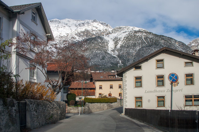 Bild 35: Durchsicht nach Norden mit historischer Begrenzungsmauer entlang der Herzog- Friedrich- Straße an der Westseite, welche viele Jahrhunderte (bis 1822) die Hauptstraße zum Arlberg war. Diese Einfriedung ist auch in Bild 32 zu sehen. Am Ende des hier sichtbaren Straßenzuges ist das sogenannte „Marthhaus“ (HNr. 29). Der Baukern reicht bis in das 14. Jahrhundert zurück. Der Erker bzw. die Fassadendetails weisen auf das Jahr 1600 hin.  | Foto: © Copyright Ing. Günter Kramarcsik