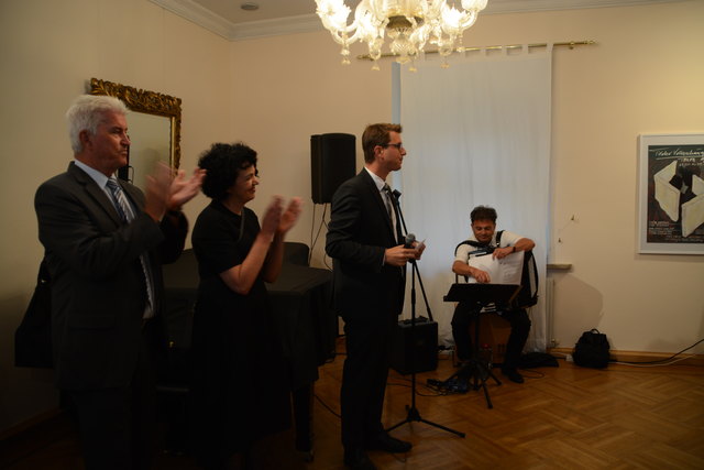 Bgm. Christian Härting bei der Begrüßung mit Siggi Haider (re.), Kulturbeauftragte Mag. Ruth Haas und Kulturreferent GV HR Josef Federspiel (li.)