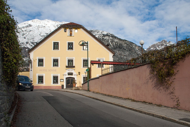 Bild 23: Der ehemalige Gasthof zur „Goldenen Sonne“ und seit 1957 als Hotel Sonne geführt. Die Sonnenterrasse mit darunter befindlicher Sportkegelbahn (rechts) bietet eine schöne Aussicht in die Stadt und in den Talkessel nach Osten. Der erstmalige urkundliche Nachweis stammt aus dem Jahr 1732 und dürfte somit das älteste Hotel Landecks sein, welches noch in Betrieb ist. Das Stadthotel „Schwarzer Adler“ wird 5 Jahre später (1737) erstmalig urkundlich genannt.  | Foto: © Copyright Ing. Günter Kramarcsik