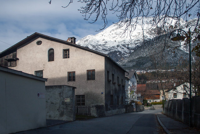 Bild 32: Im Norden setzt sich die historische Einfriedungsmauer fort. In dieser ist der renovierte Nischenbildstock aus dem Jahr 1856 zu sehen (siehe dazu auch Bild 30).   | Foto: © Copyright Ing. Günter Kramarcsik