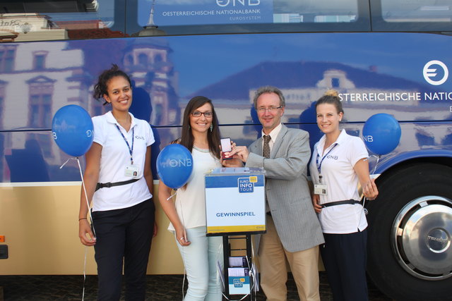 Die glückliche Gewinnerin des Euro-Bus-Publikumgewinnspieles Sara Weber und OeNB-Mitarbeiter Valentin Schoier. | Foto: ©OeNB