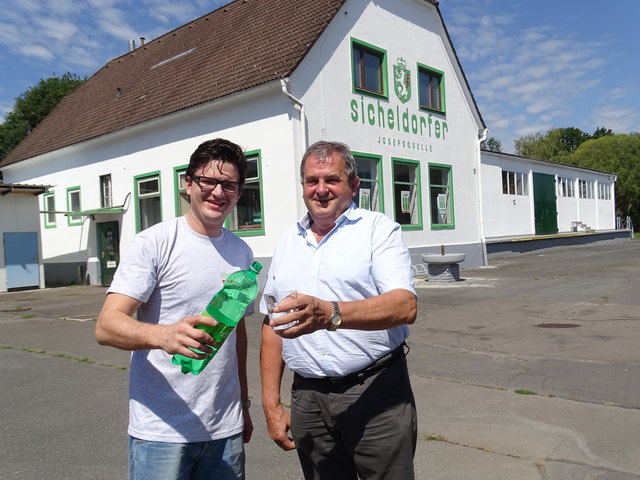 Prost! Sven Sandor (SMW GmbH) mit Bürgermeister Heinrich Schmidlechner am Betriebsareal in Sicheldorf.