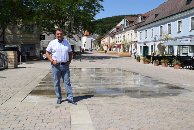 Bgm. Karl Schlögl zeigt eines der wesentlichsten Projekte Purkersdorfs: Die Neugestaltung des Hauptplatzes.