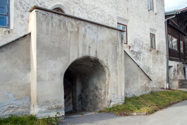 Bild 20: Eingangsportal von Haus Nr. 15 mit Freitreppe und darunter Zugang in das KG.   | Foto: © Copyright Ing. Günter Kramarcsik
