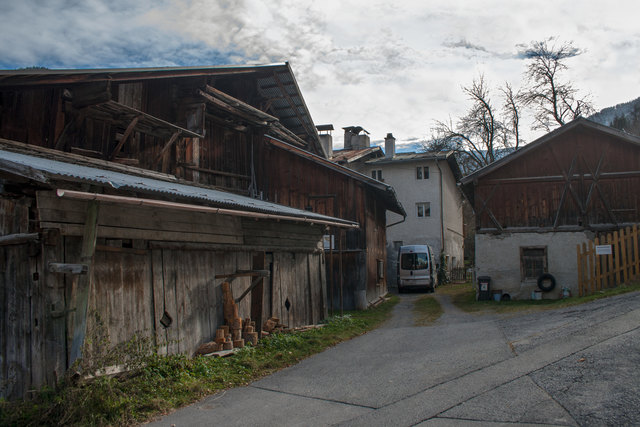 Bild 17: Bergseite vom ältesten Bauernhaus (HNr. 15) samt Wirtschaftsgebäude. Zufahrt erfolgt über den Katlaunweg.  | Foto: © Copyright Ing. Günter Kramarcsik