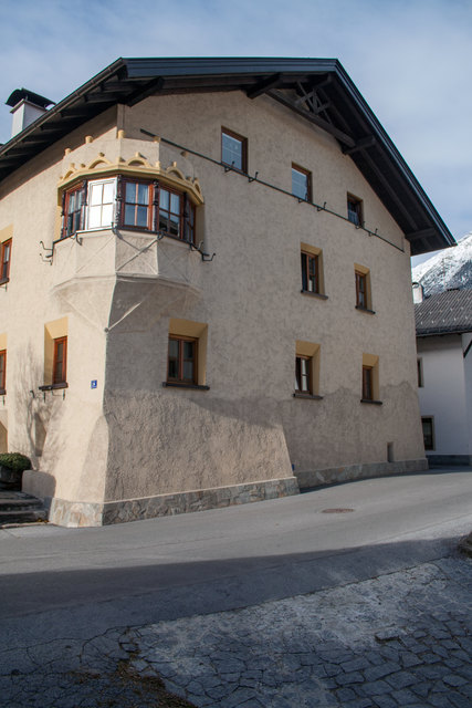 Bild 36: An der SO- Ecke des „Marthhauses“ befindet sich der Polygonalerker, welcher mit seinen architektonischen Details auf einen Errichtungszeitraum um das Jahr 1600 hinweist. Die diagonale Bänderung der Brüstung und der obere Erkerabschluss mit zinnenförmiger Bekrönung sind die vorerwähnten Hinweise auf das Jahr 1600 als Baujahr.  | Foto: © Copyright Ing. Günter Kramarcsik