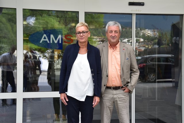 Erwin Klinger übergibt das AMS-Ruder an Gunda Amprosi - Imst