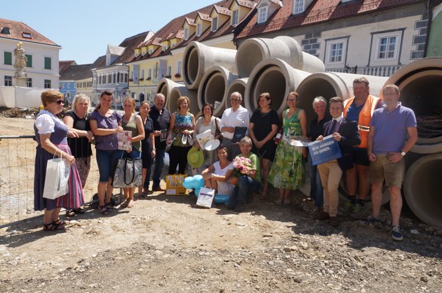 Eine Baustelle am Stainzer Hauptplatz, na und? Die Geschäftsleute sind voller Elan und für ihre Kunden natürlich trotzdem wie gewohnt erreichbar.