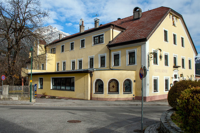 Bild 24: SW- Ansicht Hotel Sonne (HNr.10). Die südliche Haushälfte stellt den Kern des alten Gasthofes dar. Die nördliche Hälfte ist ein späterer Zubau (1958) nach dem Abtrag des Wirtschaftsgebäudes. Zugebaut wurden Zimmer und ein großer Speisesaal. Vorher wurden Mitte der 20-er Jahre kleinere Um- u. Zubauten getätigt, wie die ostseitige Veranda und darunter die 1. Kegelbahn, neben einem Musikpavillon im Gastgarten. Dieser musste später der Erweiterung der Sportkegelbahn um 2 Bahnen weichen.  | Foto: © Copyright Ing. Günter Kramarcsik