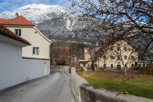 Bild 21: Blick vom Katlaunweg nach Norden zur Süd- und West- Fassade von Hotel Sonne und Nebengebäude von der Gerburg (HNr. 17, 19 + 21). Auch in dieser Seitengasse sind noch die historischen Einfriedungsmauern erhalten. | Foto: © Copyright Ing. Günter Kramarcsik