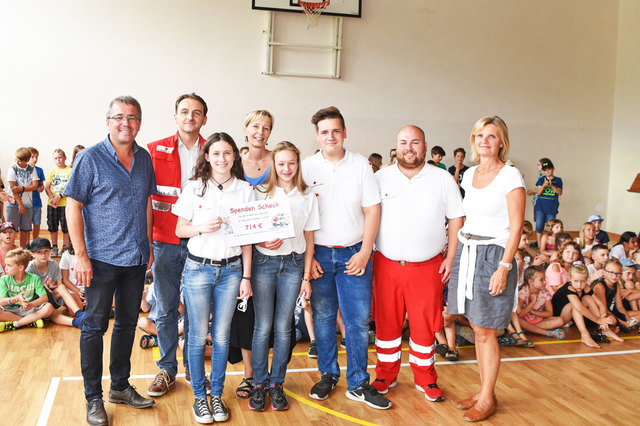 Bgm. Peter Koch, Helmut Maler (RK), Direktorin Karin Knoll, Jugendgruppenleiter Christian Schlagbauer und Vbgm. Susanne Kaltenegger freuten sich über die Spende an die Rotkreuz-Jugend. (v.l.n.r.) | Foto: Pashkovskaya