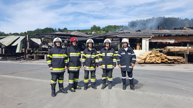 HBI Wilfried Harrer (2. v. links) und einige Männer der FF Kühwiesen bei der Brandwache