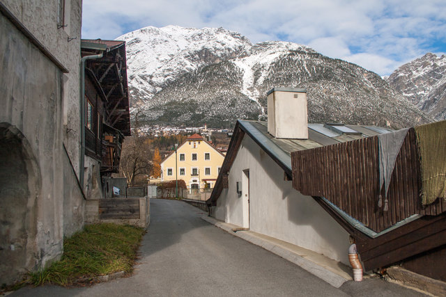Bild 18: Links Haus Nr. 15 und rechts im Bild Giebel von HNr. 11. Ab Nordfassade Gasthaus „Goldener Stern“ schließt dieser Fahrweg an den Gehweg an. Blick in Richtung nach Norden. Im Hintergrund Hotel Sonne (HNr. 10).  | Foto: © Copyright Ing. Günter Kramarcsik