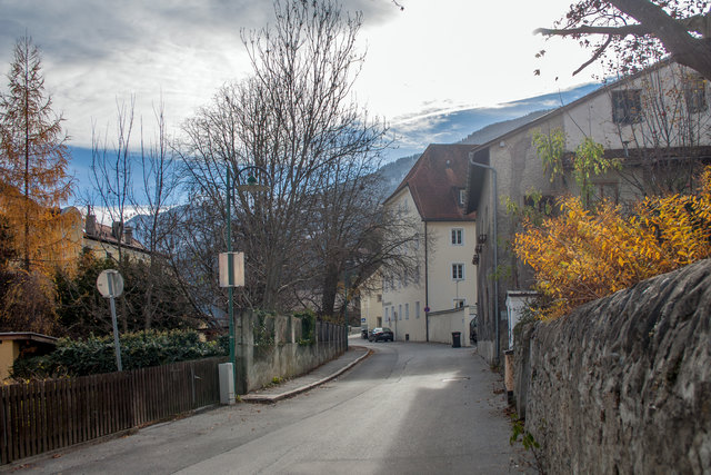 Bild 28: Straßenansicht in Richtung Süden, samt historischen und sehr schönen Natursteinmauern als Einfriedungen. In dieser Geschlossenheit und Kompaktheit findet man derartige Einfriedungen nur mehr in der Herzog- Friedrich- Straße!  | Foto: © Copyright Ing. Günter Kramarcsik