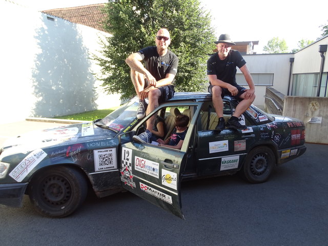 Stolze Rückkehrer: Martin Sohar (l.) und Wolfgang Ridisser mit ihrem 30 Jahre alten Mercedes Benz 300.