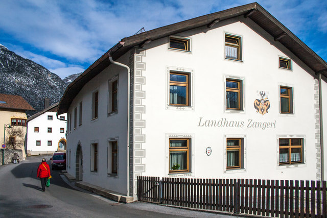 Bild 34: Landhaus Zangerl 
(HNr. 14 + HNr. 16: Bauernhof mit nordseitig angeschlossenen Wirtschaftsgebäude). Hausname: „Kobelehaus“. Es ist das Geburtshaus des Malers Paul Scheiber, welcher zahlreiche Kirchen mit seinen Kreuzwegstationen ausgestattet hat.  | Foto: © Copyright Ing. Günter Kramarcsik