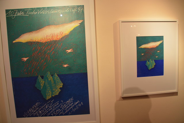 Ausstellung mit einer Gegenüberstellung von Original und Plakat.