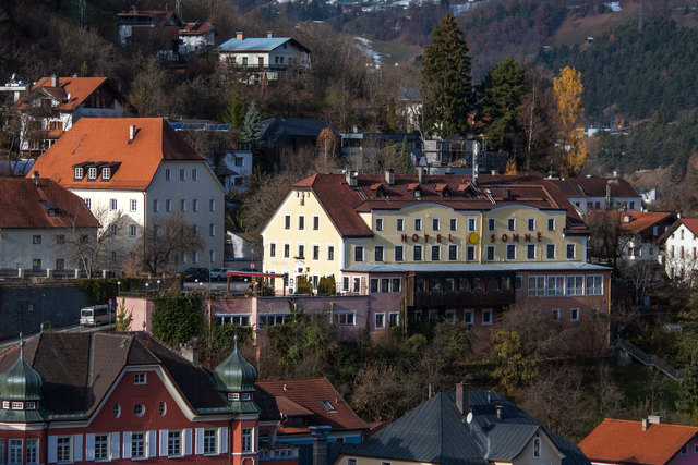 Bild 22: Gesamtansicht in Richtung Westen mit Teil von Herzog- Friedrich- Str. 19 bis 25. Im unteren Vordergrund sind Dächer der Innstraße 1, 7 + 5 (BH Landeck) sichtbar. Links oben ist das Teilobjekt (HNr. 19) der Gerburg aus dem 16. Jahrhundert und rechts davon das Hauptobjekt (HNr. 21 ist heute das Bezirksgericht) zu sehen. Das Bezirksgericht und die BH Landeck stehen unter Denkmalschutz.  | Foto: © Copyright Ing. Günter Kramarcsik