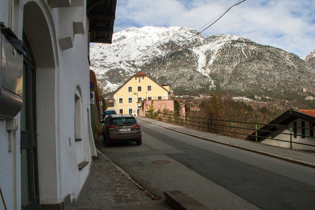 Bild 19: Blick von Haus Nr. 11 bergwärts (nach Norden) zur Südfassade von Hotel Sonne.  | Foto: © Copyright Ing. Günter Kramarcsik