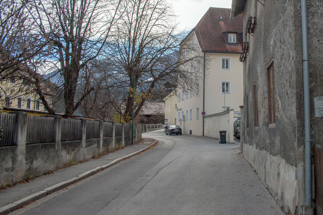 Bild 29: Die Einfriedungsmauer des Parkplatzes von Hotel Sonne ist mit Lattenzaun durchbrochen und stellt eine Variation der historischen Natursteinmauer als Begrenzungsmauer dar.  | Foto: © Copyright Ing. Günter Kramarcsik