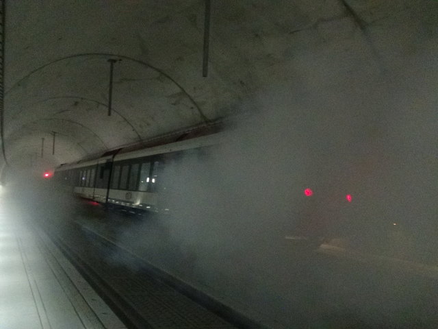 Der Qualm war im Hengsbergtunnel zeitweise derart stark, dass man nur mehr die Rücklichter des Triebwagens erkennen konnte.