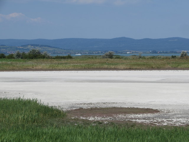 18.07.2017  Gegensätze - im Vordergrund der ausgetrockneter See und dahinter der Neusiedlersee mit Schiff