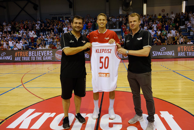 Thomas Klepeisz bekam vom Generalsekretär STV. des ÖBU Stefan Laimer und dem burgenländischen Basketballpräsidenten Philipp Trattner ein Trikot zum 50. Nationalteameinsatz überreicht.