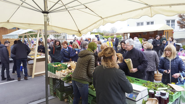 Auch bei Schlechtwetter und frostigen Temperaturen ist der Bauernmarkt gut besucht. | Foto: Almesberger
