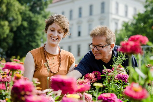 LR Rudi Anschober (hier mit Hannah Kordes) hebt die Bedeutung von aktiver Gartenarbeit für den Umweltschutz hervor. | Foto: Land OÖ