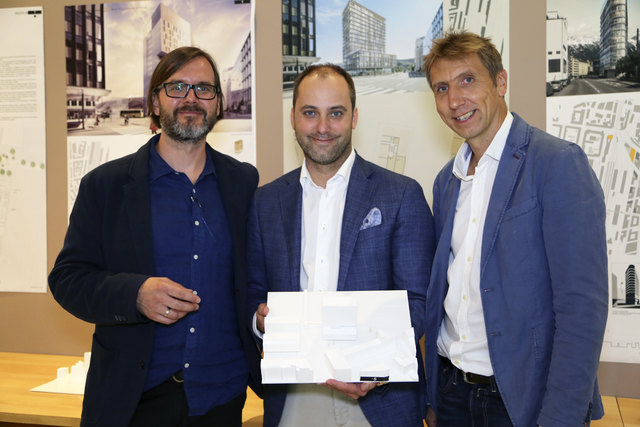 Architekt Michael Heinlein (links), PEMA-Eigentümer Markus Schafferer (mitte) und Architekt Alois Zierl (rechts) mit dem Siegerentwurf für PEMA 3.