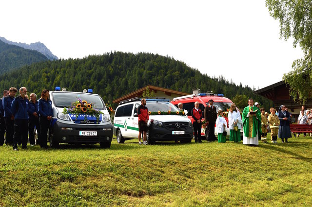 Die Fahrzeuge wurden beim Festakt gesegnet.