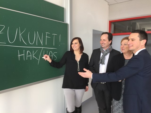 SPÖ-Klubobmann Robert Hergovich (re.) gemeinsam mit Landesrätin Mag. Astrid Eisenkopf, LAbg. Günter Kovacs und Direktorin Johanna Dorner-Resch bei einem Besuch in der BHAK/BHAS Eisenstadt.
