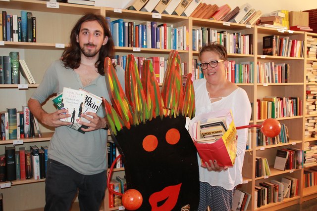 Anna Maria Kutej mit ihrem Sohn Florian und Maskottchen "Bleibi": Über den Sommer werden die Bücher sortiert