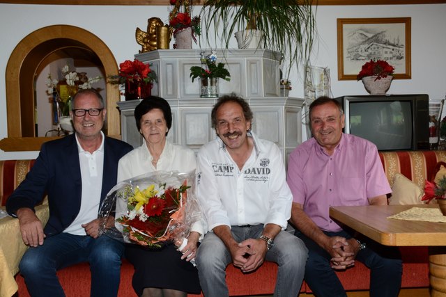 Bgm. Werner Kurz, Jubilarin Anna Zangerl mit Sohn Josef und Vzbgm. ÖkR Emil Zangerl.                               (Foto: Gemeinde Ischgl/Schmid)