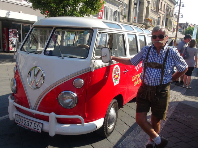 August Fankhauser aus Dorfgastein, der am weitesten angereiste Teilnehmer, hatte eine mehr als fünfeinhalbstündige Fahrt mit Gattin im prächtigen VW Samba, Baujahr 1964 über 370 km auf sich genommen, um auch heuer mit dabei zu sein.