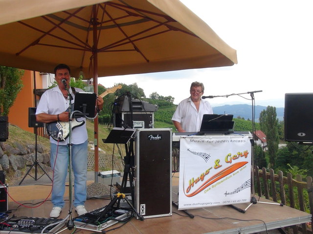 Das Musikduo "Hugo & Gery" ließ nostalgische Meldodien am Kitzecker Festplatz erklingen.