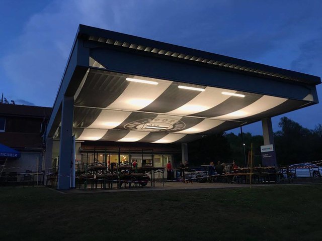 Die neue Terrasse vor der Kantine der Sparkassen Arena ist bereit für den Saisonstart. | Foto: KK