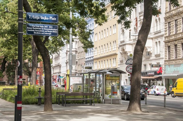2014 wurde der Platz nach der Malerin, Musikerin und Dichterin Ceija Stojka benannt. | Foto: Unger