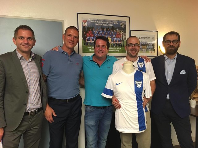 Für Manager Christian Haas (m.) war die Verlosung ein voller Erfolg. | Foto: SV Grödig