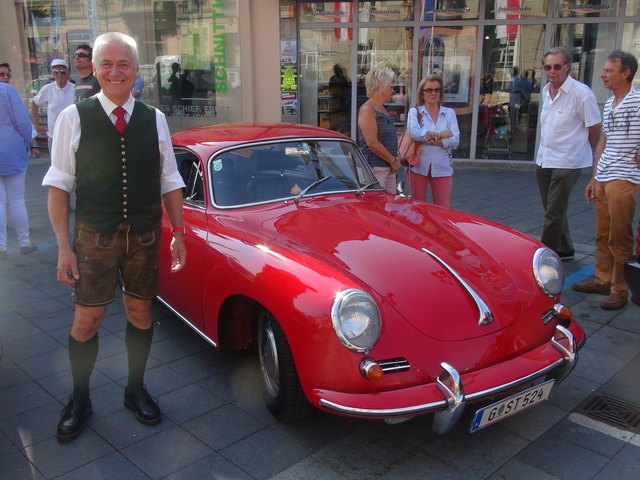 Bgm. Helmut Leitenberger begrüßte die Teilnehmer der 8. Oldtimer-Genuss-Tour von Leibnitz nach Kitzeck in der Weinstadt.