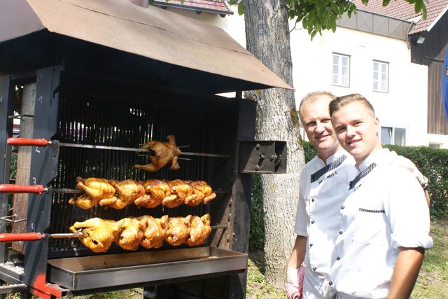 Reinhard Hartl mit Junior verpflegte die Gäste.